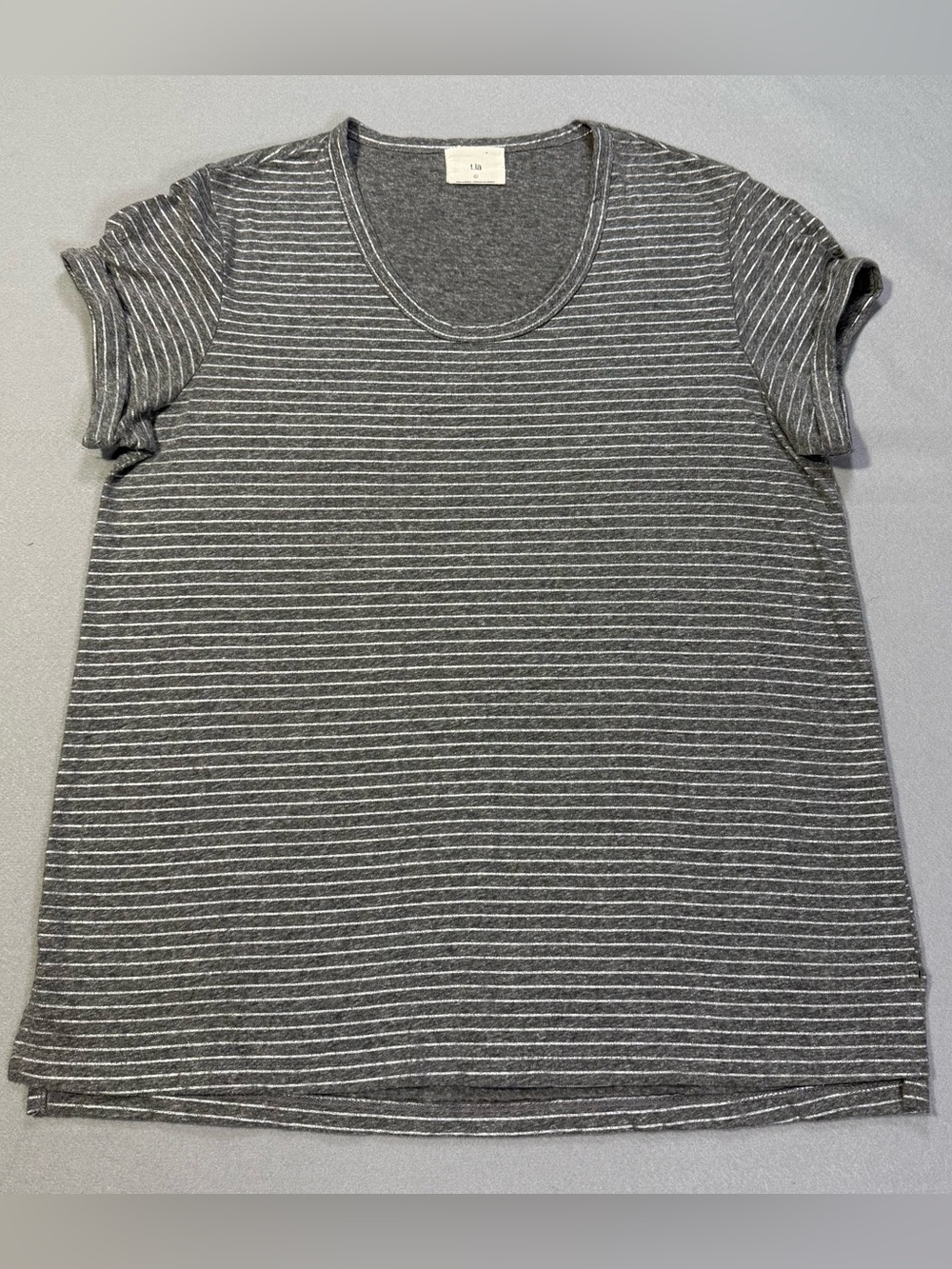 t.la Gray White Striped Short Sleeve Tee Shirt Women’s Large Scoop Neck Soft